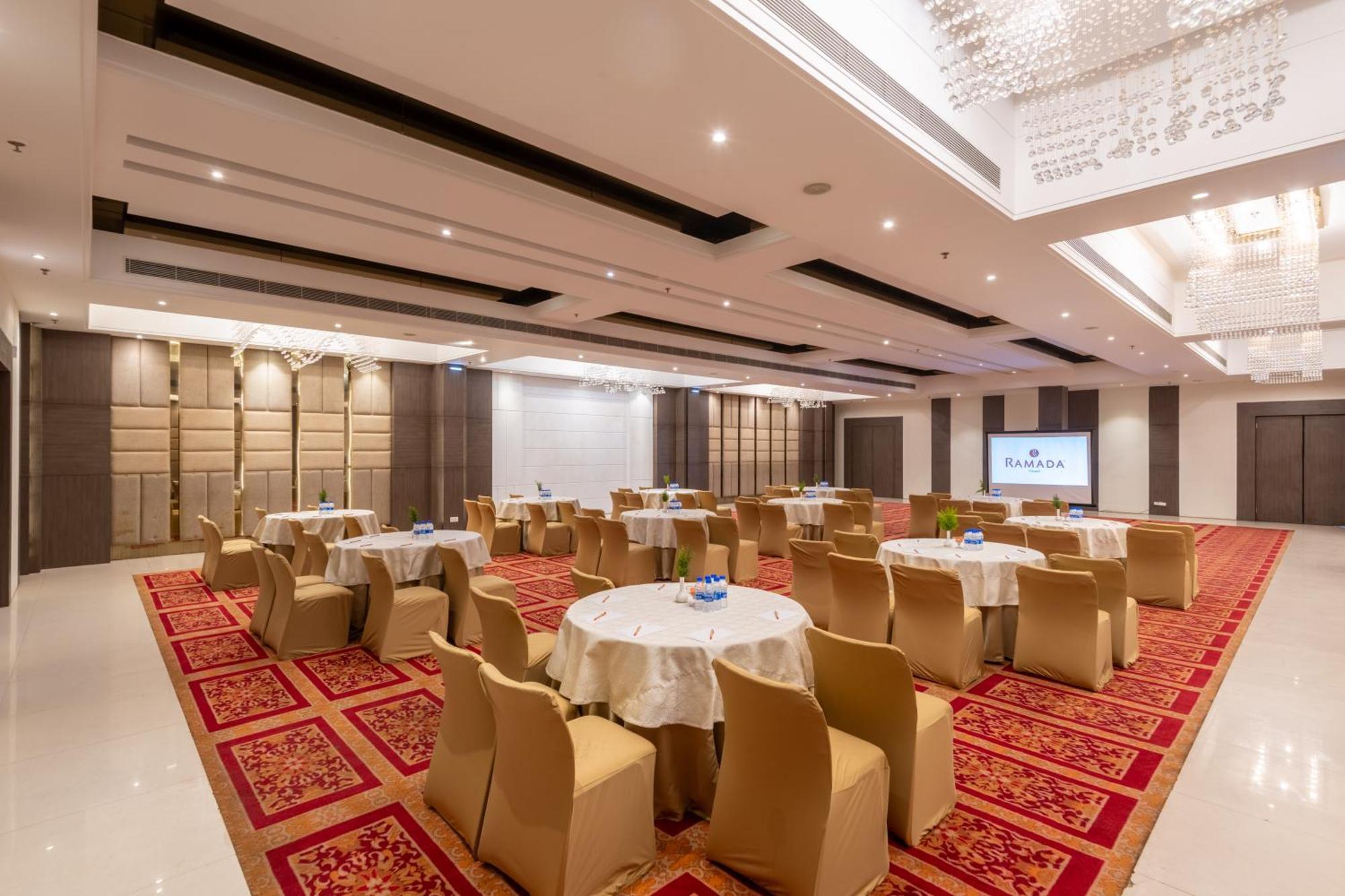 Отель Ramada By Wyndham Касаули Экстерьер фото